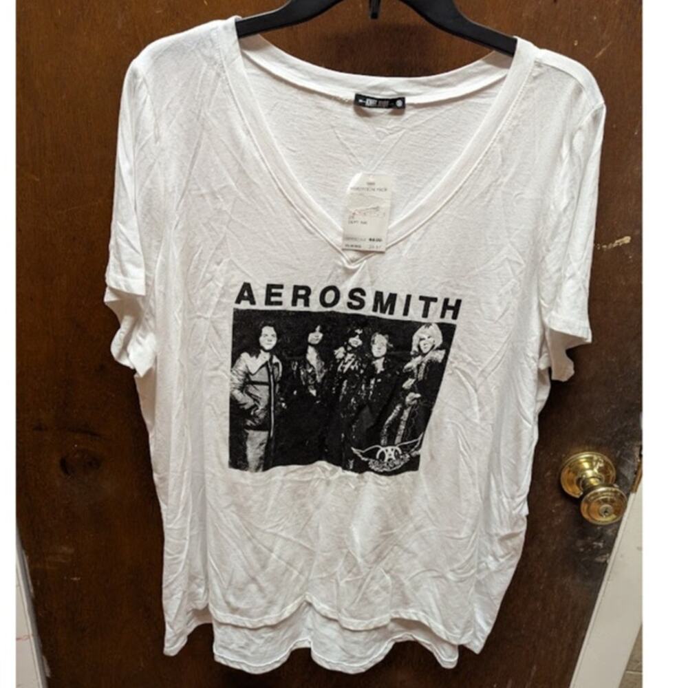 NEW KNit Riot Size 2X Aerosmith graphic white tee short sleeve vneck
